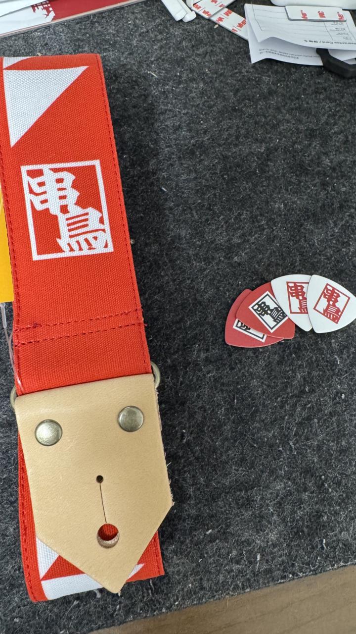 ギターストラップとピック